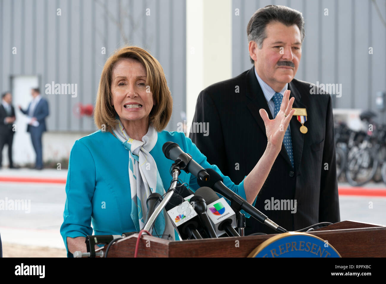 Camera dei rappresentanti degli Stati Uniti Speaker Nancy Pelosi (D-CA), accanto a Laredo Sindaco Pete Saenz, parla ad una conferenza stampa al porto di entrata n. 2 nella città di Laredo in Texas, dopo aver girato il Texas-Mexico confine tra Laredo e Nuevo Laredo, Tamaulipas, Messico. Foto Stock