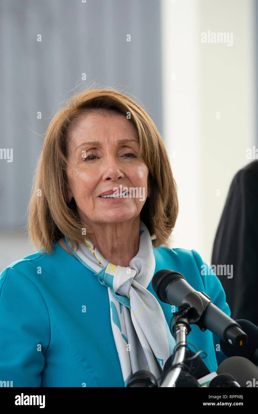 Camera dei rappresentanti degli Stati Uniti Speaker Nancy Pelosi (D-CA) parla ad una conferenza stampa al porto di entrata n. 2 nella città di Laredo in Texas, dopo aver girato il Texas-Mexico confine tra Laredo e Nuevo Laredo, Tamaulipas, Messico. Foto Stock