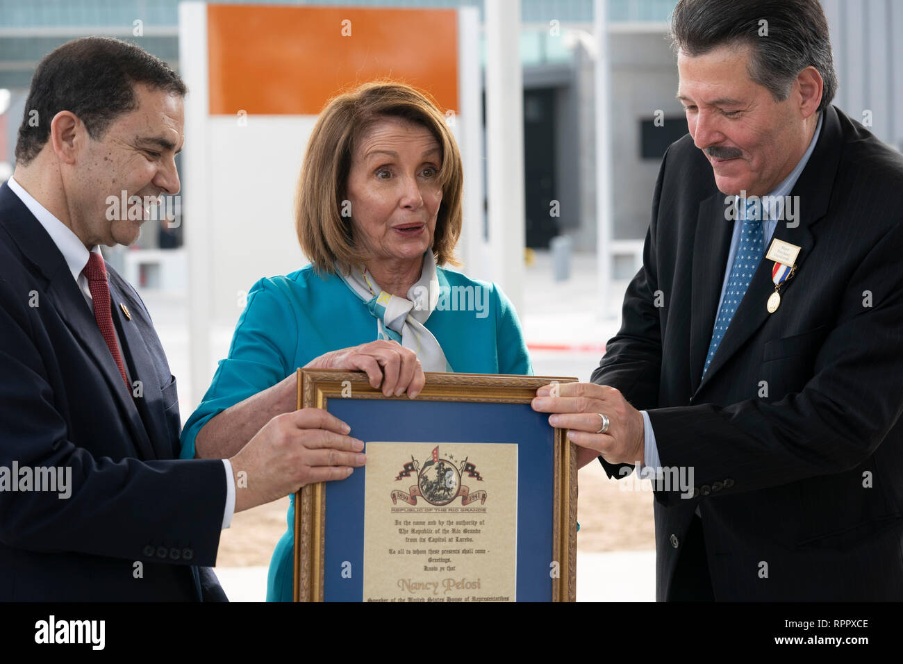 Camera dei rappresentanti degli Stati Uniti Speaker Nancy Pelosi (D-CA), riceve un certificato naming la sua carica di presidente onorario della Repubblica del Rio Grande da Laredo Sindaco Pete Saenz, destro, con l aiuto di Laredo dal congressista Henry Cuellar in occasione di una conferenza stampa al confine tra Laredo e Nuevo Laredo, Tamaulipas, Messico. Foto Stock