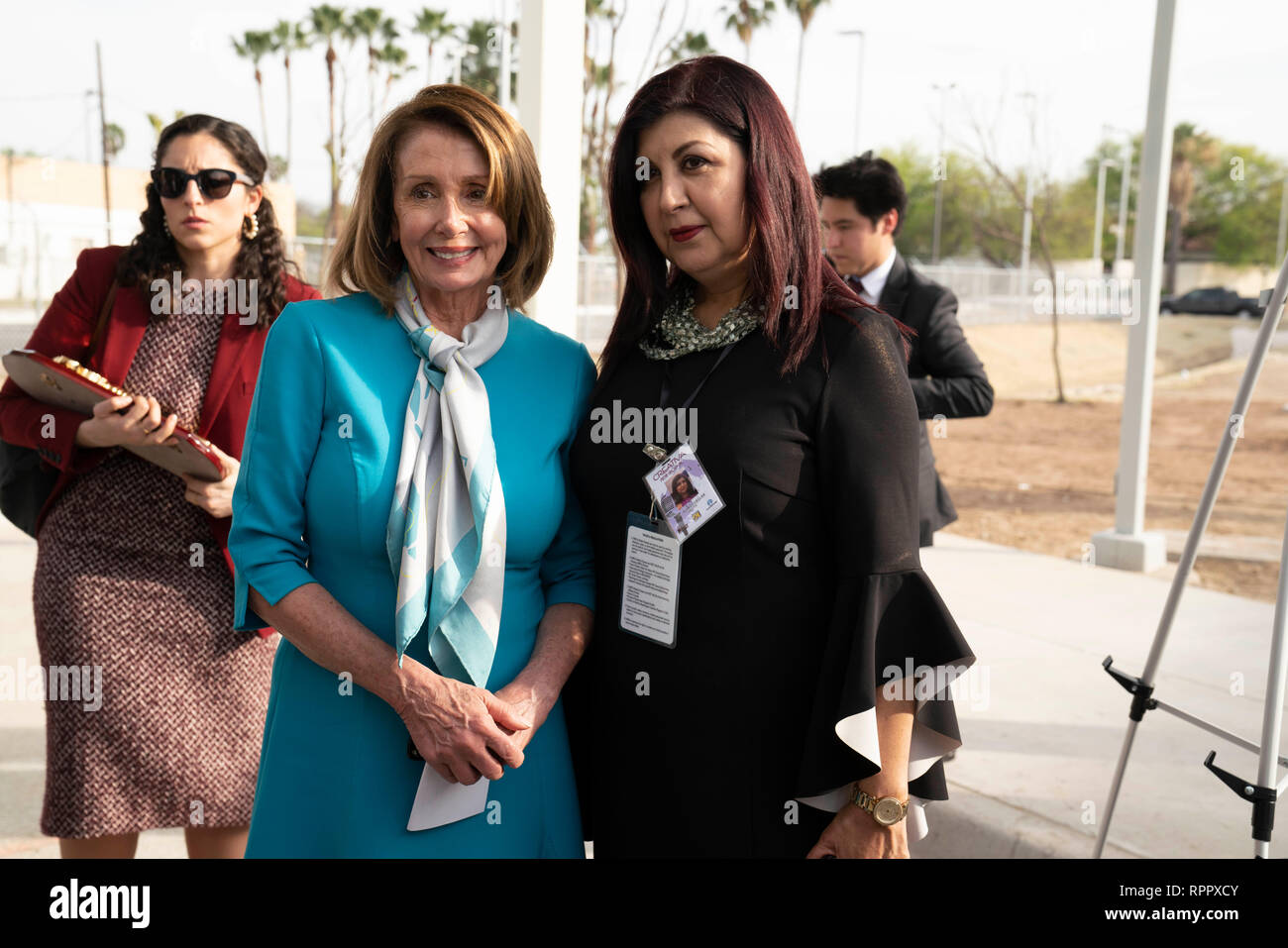 Camera dei rappresentanti degli Stati Uniti Speaker Nancy Pelosi pone con un ammiratore alla porta di entrata n. 2 nella città di Laredo in Texas, dopo aver girato il Texas-Mexico confine tra Laredo e Nuevo Laredo attraverso il fiume Rio Grande. Foto Stock