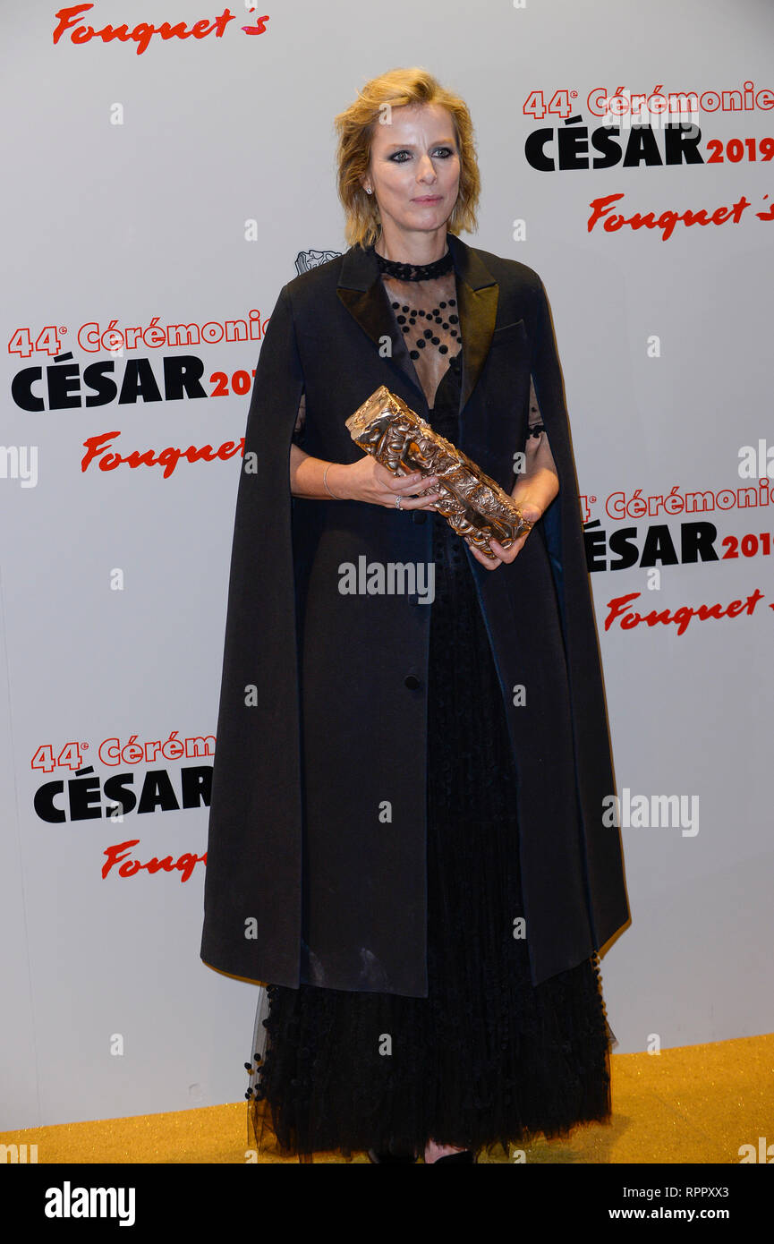 Karin Viard vincitore del premio per la migliore attrice non protagonista per 'Les Chatouilles' pone nel Fouquet's ristorante dopo la quarantaquattresima Cesar Cerimonia di Premiazione presso Salle Pleyel. Foto Stock