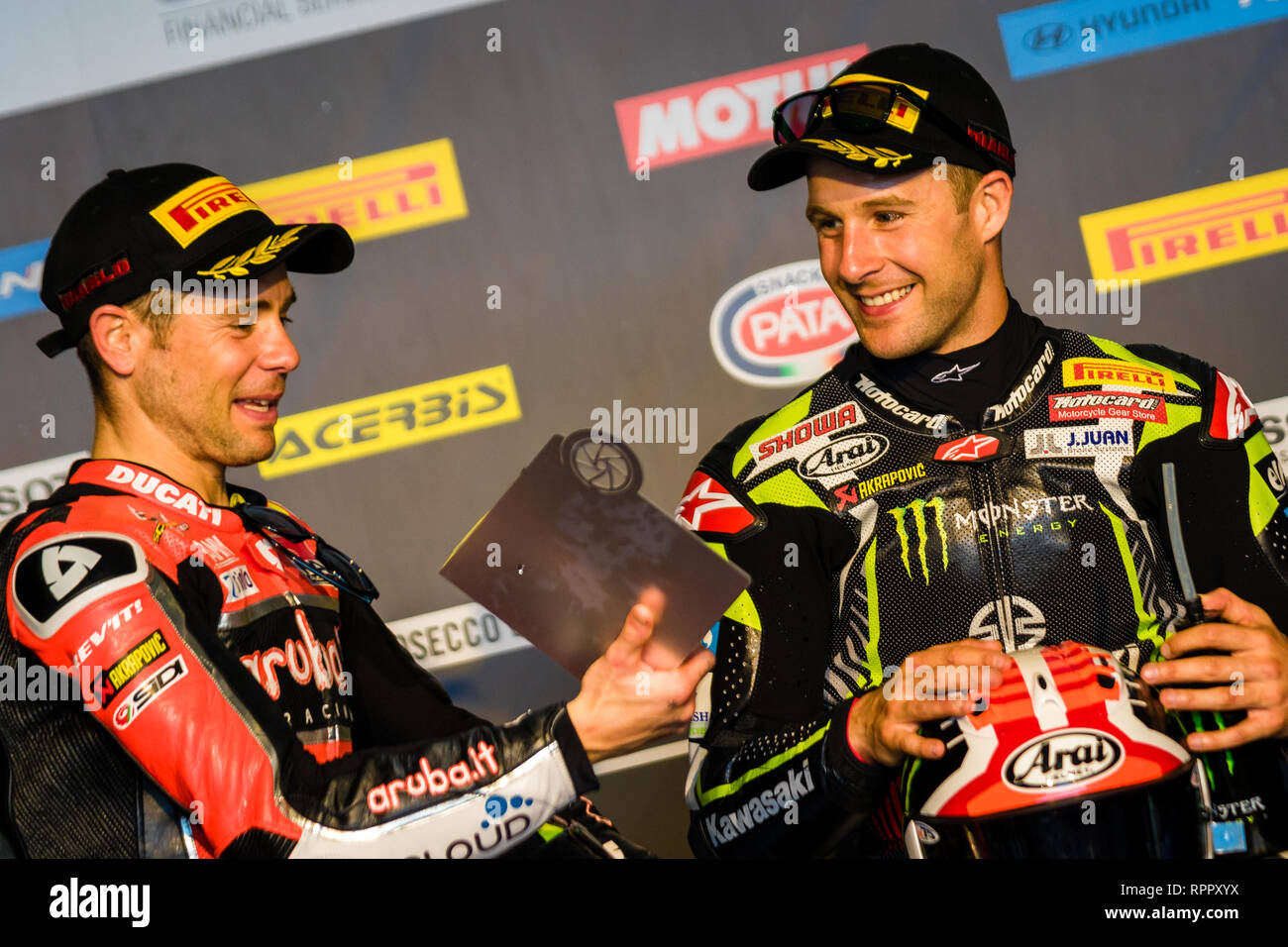 Melborune, Australia. 23 feb 2019. Jonathan Rea 1 equitazione per Kawasaki Racing Team WorldSBK & Alvaro Bautista 19 equitazione per Aruba.it Racing - Ducati durante il 2019 MOTUL FIM Superbike World Championship sul circuito australiano di Phillip Island il giorno 23 febbraio 2019. Credito: Dave Hewison sport/Alamy Live News Foto Stock