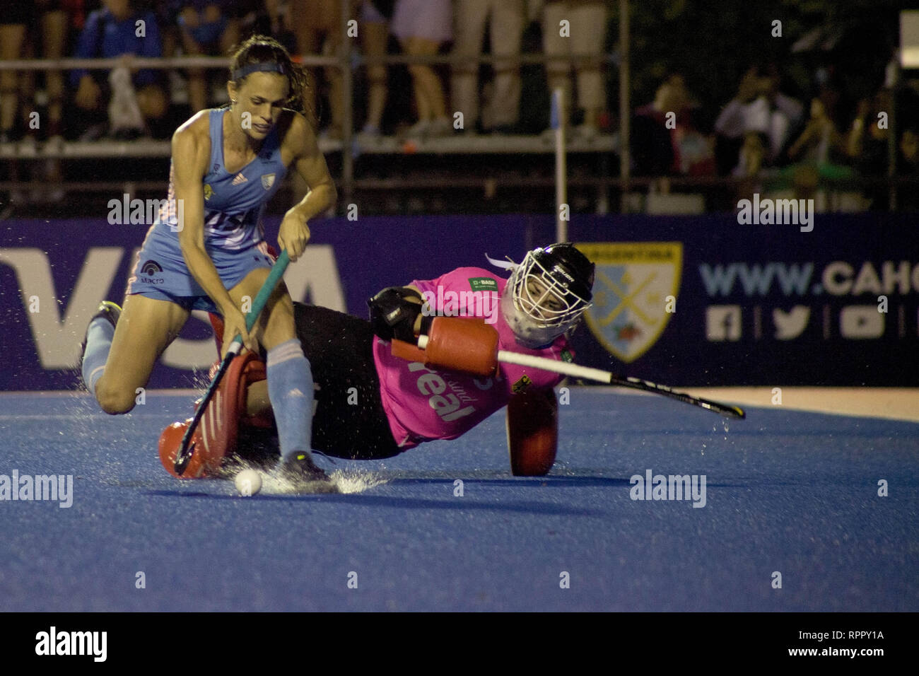 Buenos Aires, capitale federale, Argentina. Il 22 febbraio, 2019. Oggi, venerdì, 22 febbraio le donne squadra di Hockey Argentina, ''Las Leonas'', ha mantenuto la imbattuto da disegno 2 obiettivi con il team nazionale tedesco (quinto nella classifica mondiale) dopo aver sconfitto il Belgio e pari contro gli Stati Uniti. Il argentini (quarta nella classifica mondiale) ha ottenuto un ulteriore punto da vincere in penale 4 obiettivi da 3. La loro prossima sfida sarà questa Domenica, 24 febbraio contro la squadra olandese. Il confronto tra le squadre di Argentina Argentina vs Germania è stata sospesa a causa della forte tempesta che b Foto Stock