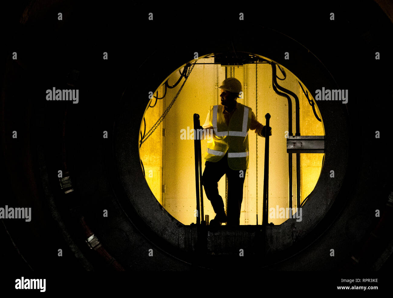 Testa di ingegneria Peter Robinson all'interno dell'assale del Falkirk Wheel per vedere la struttura di funzionamento interno. Foto Stock