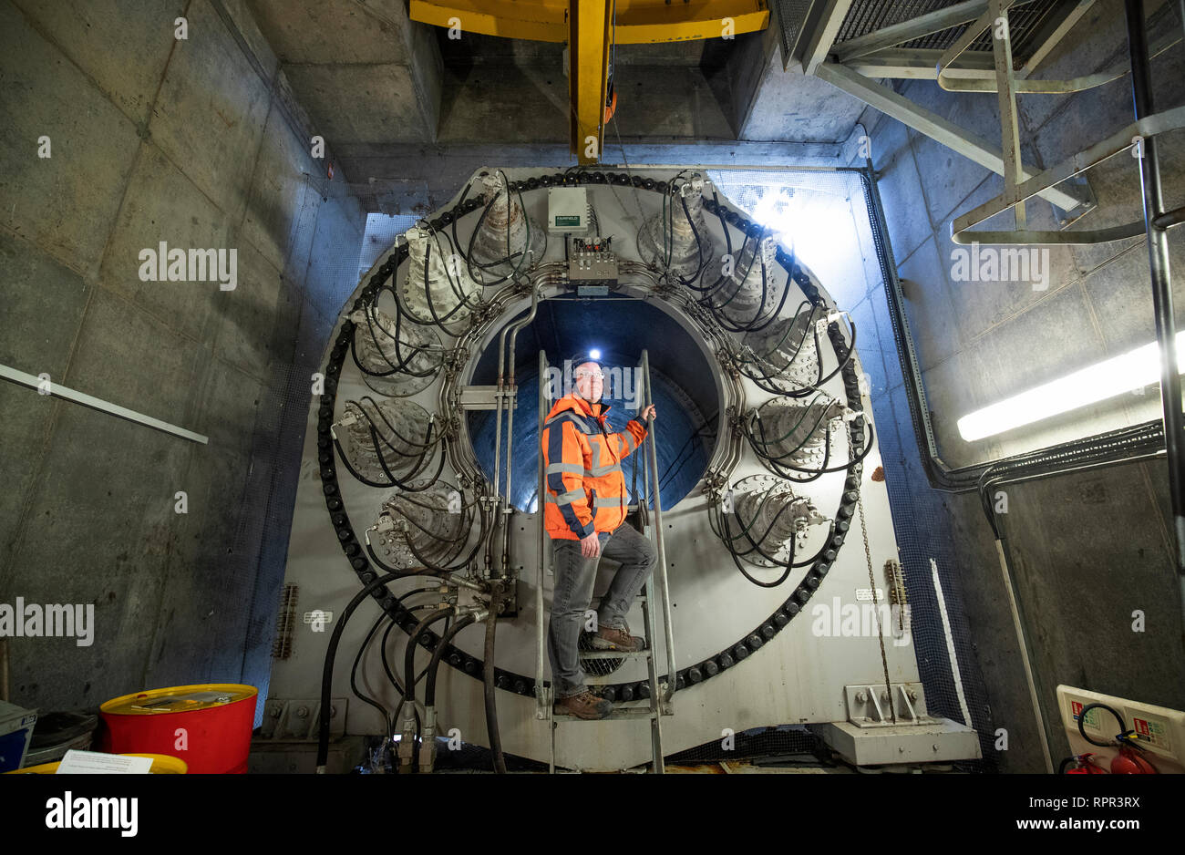 Ingegnere capo Steven Berry all'interno dell'assale del Falkirk Wheel per vedere la struttura di funzionamento interno. Foto Stock