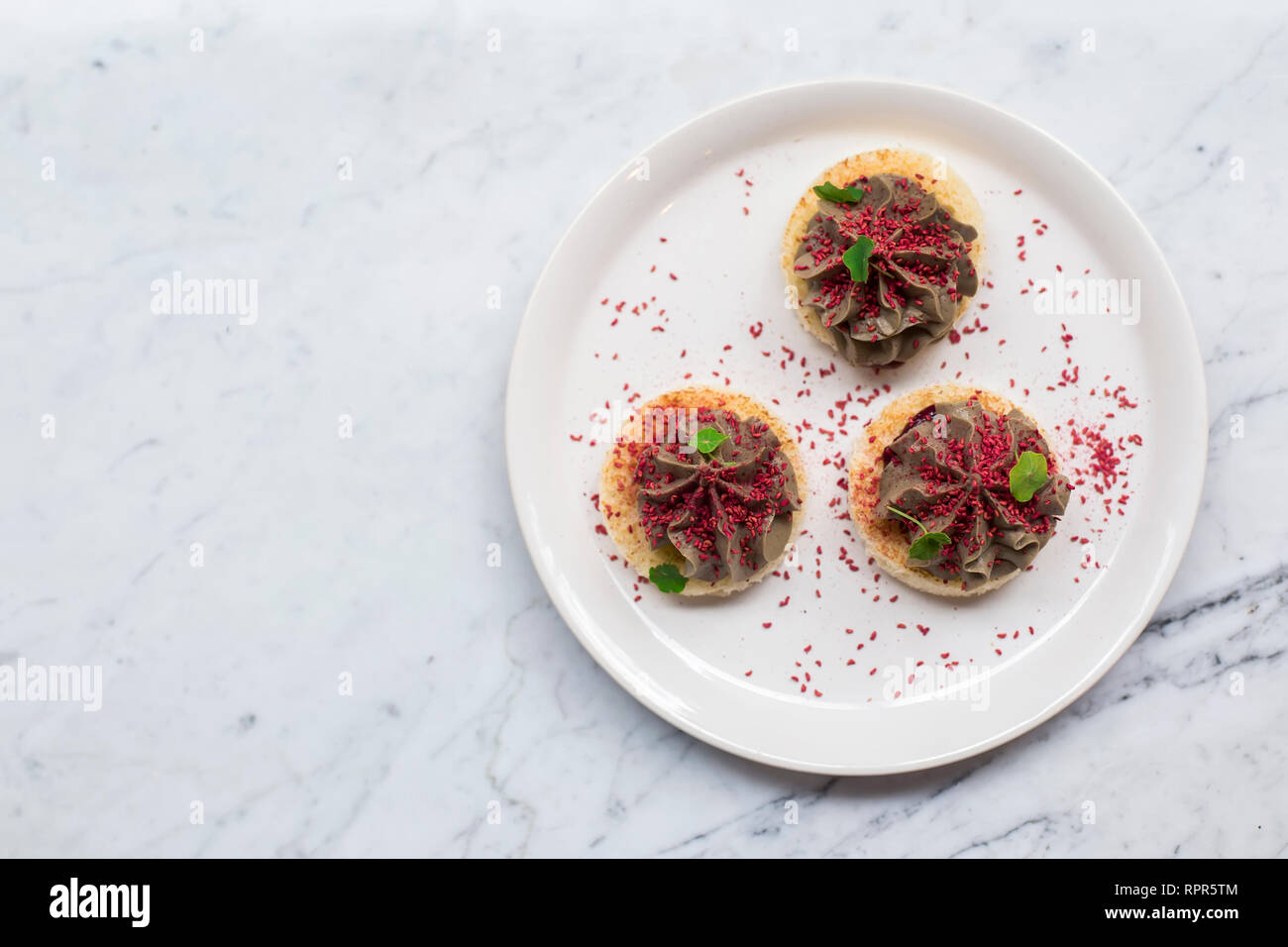 Round di fegato di pollo patè piccoli morsi sulla piastra Foto Stock