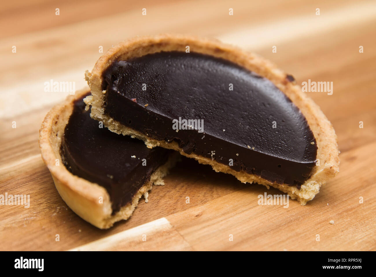 Dolce scuro fresca torta al cioccolato sul tavolo di legno Foto Stock