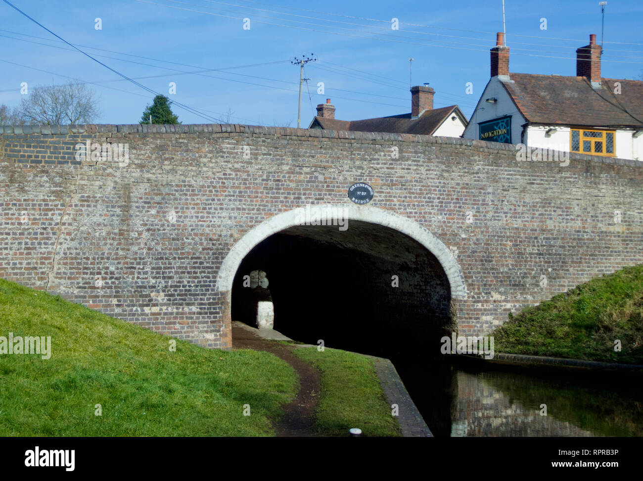 Staffordshire e Worcestershire Canal e la navigazione Pub al Greensforge, South Staffordshire, Inghilterra, Regno Unito nel mese di febbraio Foto Stock