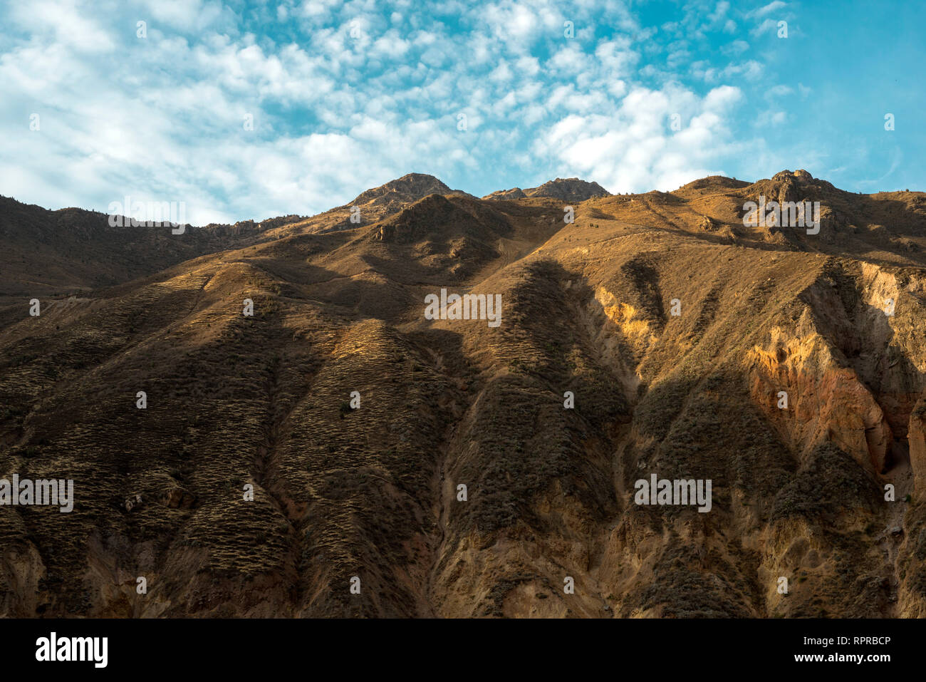 Luminoso paesaggio serale in severe montagne peruviane Foto Stock