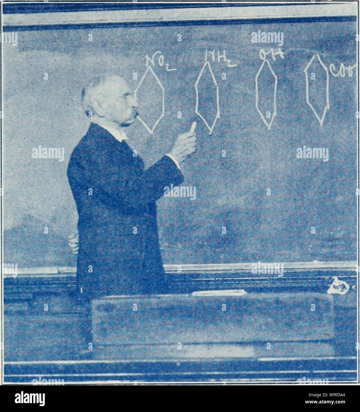 . La Alumni ufficiale. La Columbia University. College of Pharmacy; Farmacologia. Terreno e risolta la questione rapidamente e in modo permanente. Mentre il presidente del Reparto di Salute è stato un pioniere nella il cibo puro e di agitazione in congiunzione con W. P. Prentice, Consiglio di Dipartimento e ha preparato la prima legge statale sulla suhject. In riconoscimento dei servizi wdiich che egli ha reso alla causa dell'istruzione e i progressi della chimica del regno chimici delle società di New York hanno organizzato un banchetto per pro- fessor Chandler che verrà dato al Waldorf-Astoria Hotel. i&GT;v. Foto Stock