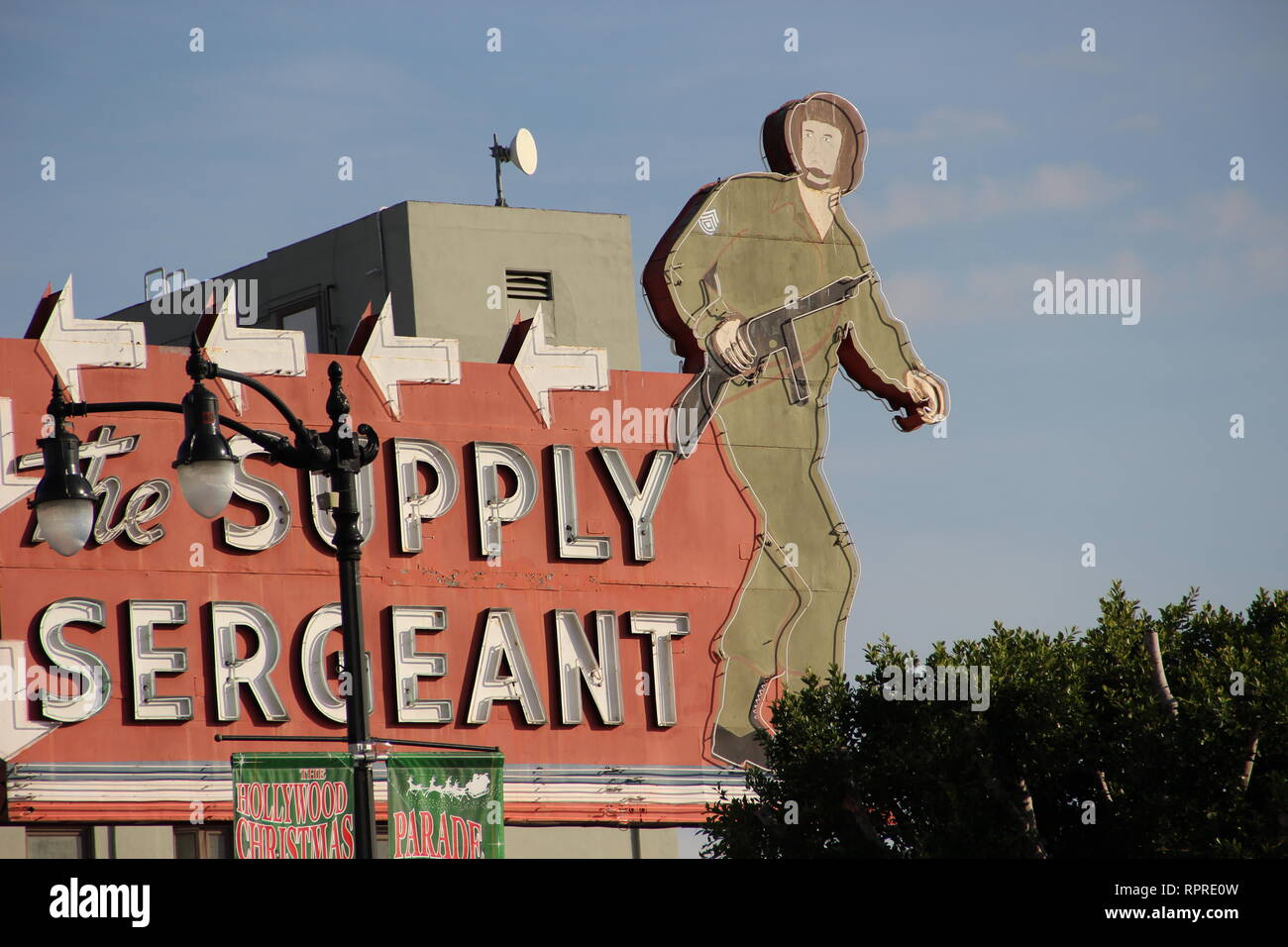 Iconico la fornitura sergente surplus militare store insegna al neon sopra torri di Hollywood Blvd. in Los Angeles, California. Foto Stock