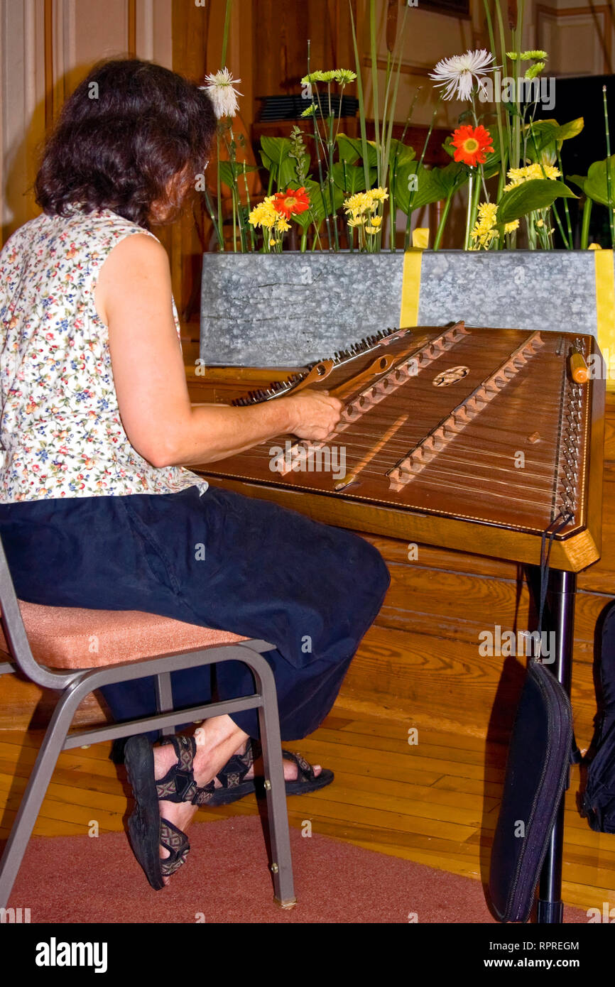 Donna che gioca dulcimer; musicista; divertimento; specialità; occupazione; talento, musica, strumento unico, verticale Foto Stock