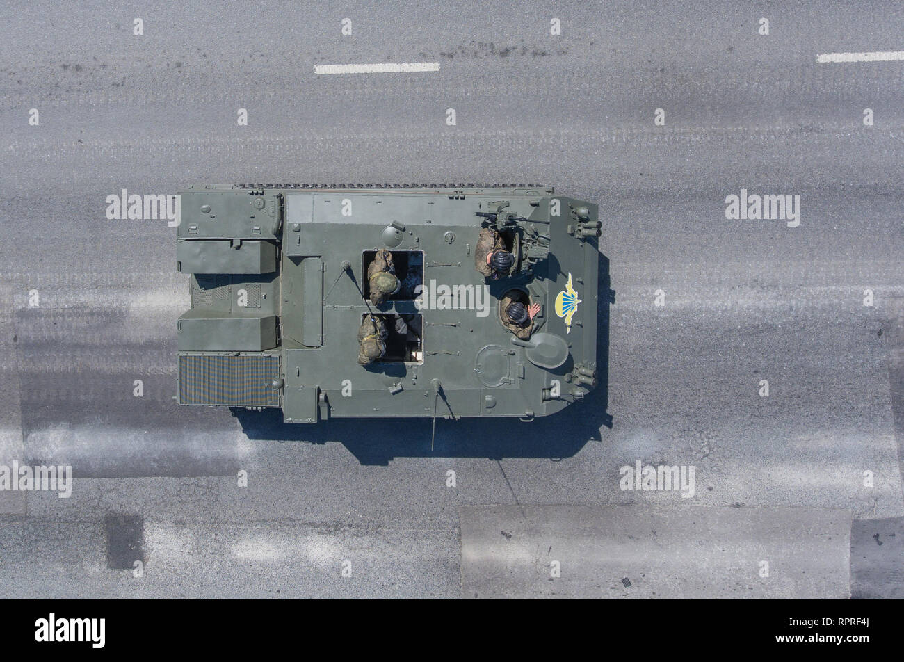 Mosca, 9 maggio 2018. BTR-MDM 'Rakushka' ritorna dalla Piazza Rossa dopo la vittoria parata del giorno, vista dall'alto. Foto Stock