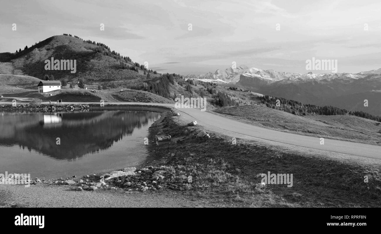 Chalet riflessa in un lago sul Col de Joux Piano, Francia, guardando verso il Monte Bianco Foto Stock