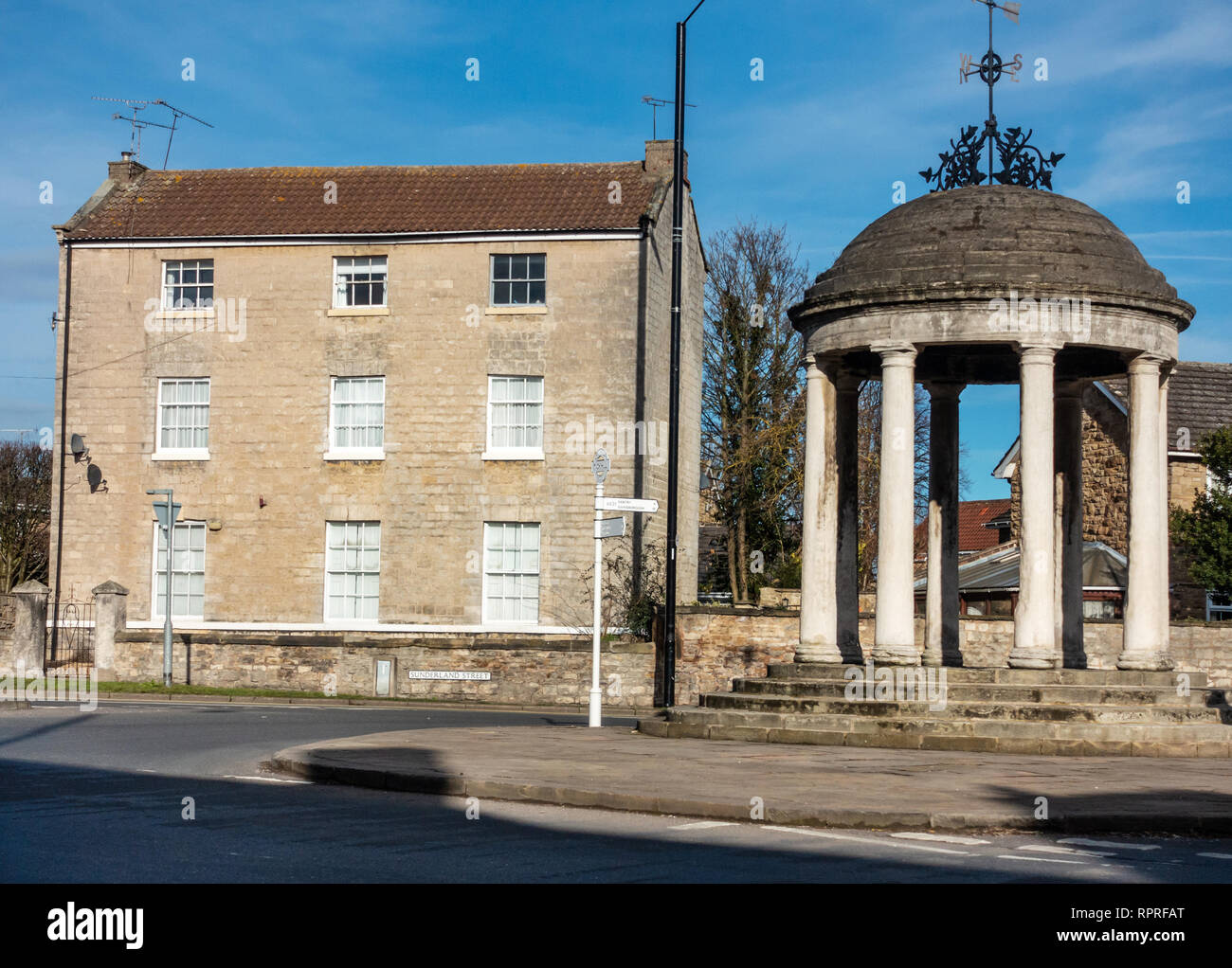 Villaggio Inglese Il monumento Buttercross in luogo di mercato, Tickhill nel Metropolitan Borough of Doncaster in South Yorkshire, Inghilterra, Foto Stock