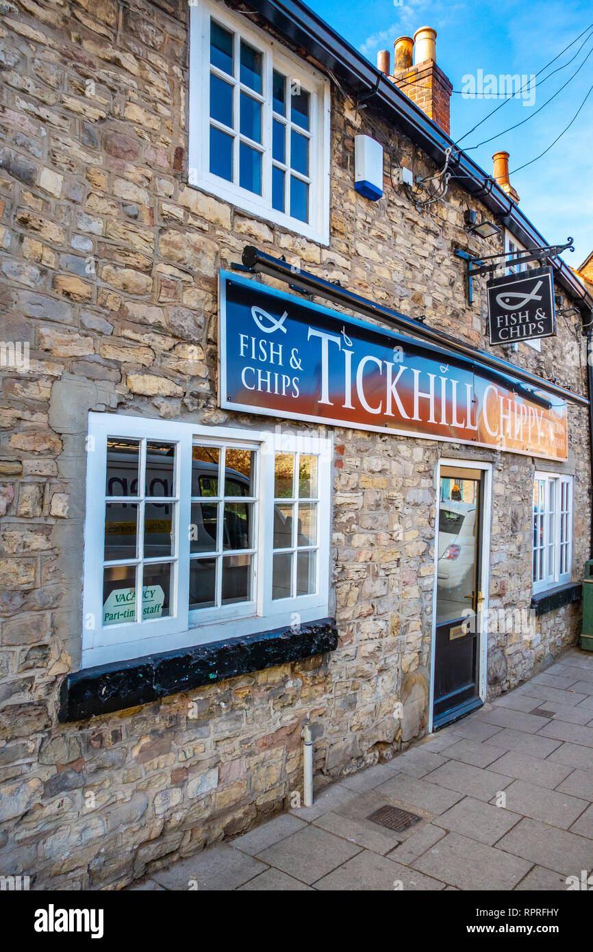 Molto popolare villaggio inglese Tickhill Chippy's Fish e Chip shop in luogo di mercato, Tickhill nel borgo di Doncaster nel South Yorkshire Foto Stock