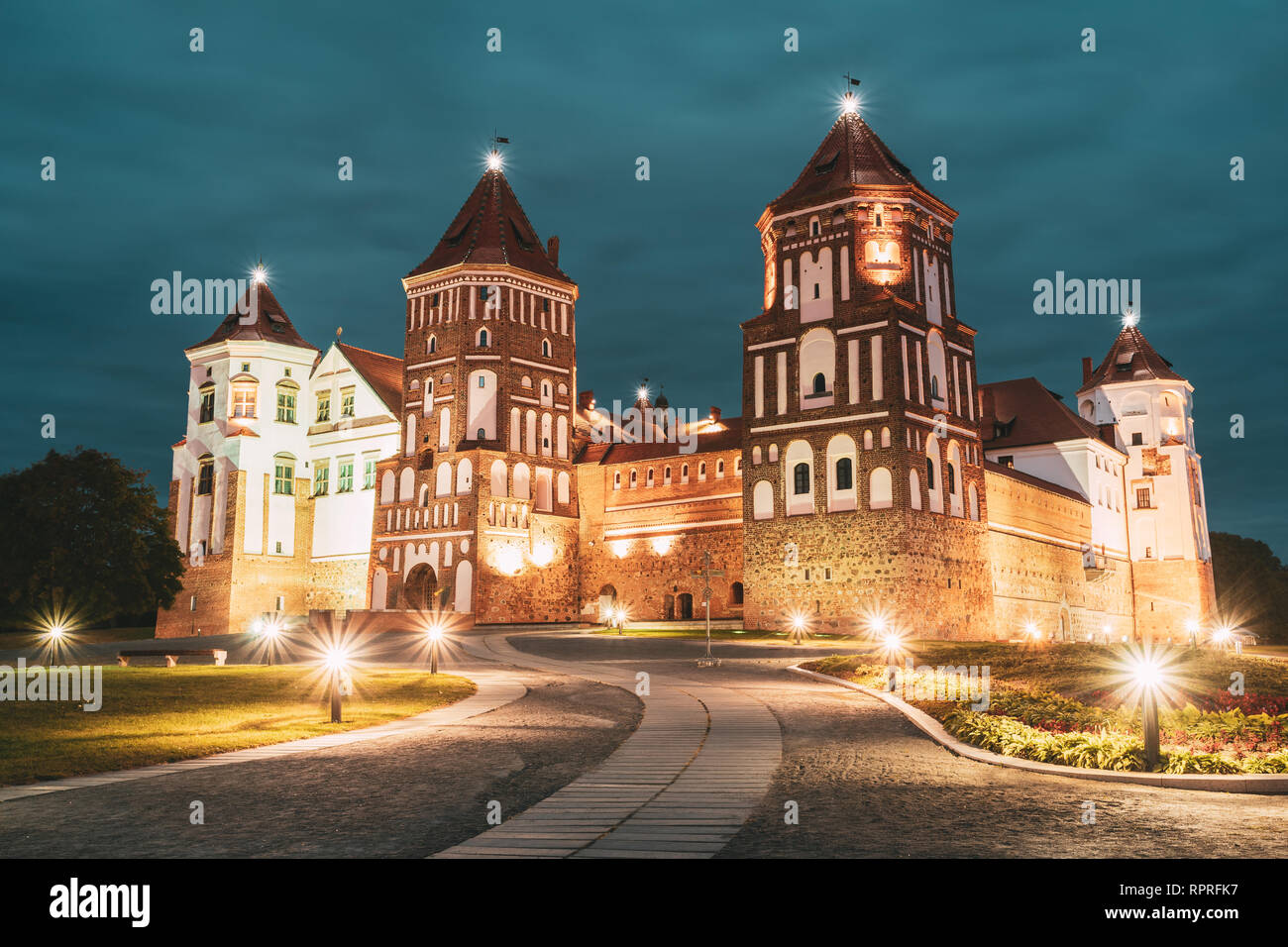 Mir, Bielorussia. Complesso del Castello di Mir in sera illuminazione notturna illuminazione. Famoso punto di riferimento. Patrimonio UNESCO. Patrimonio architettonico e culturale. Foto Stock