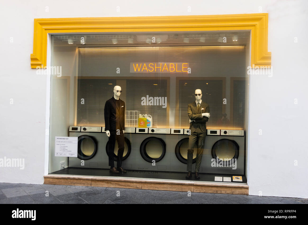 La finestra di visualizzazione con uomini lavabile le tute a Siviglia, Spagna Foto Stock
