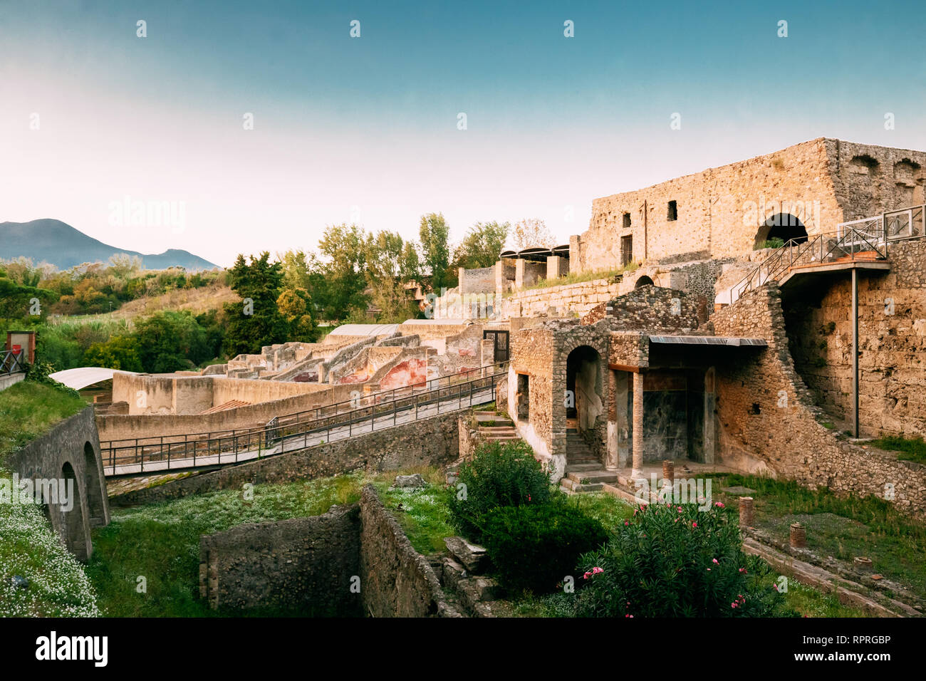Pompei, Italia. Vista da Porta Marina che mostra a strapiombo sul bordo della città e bagni suburbana Foto Stock