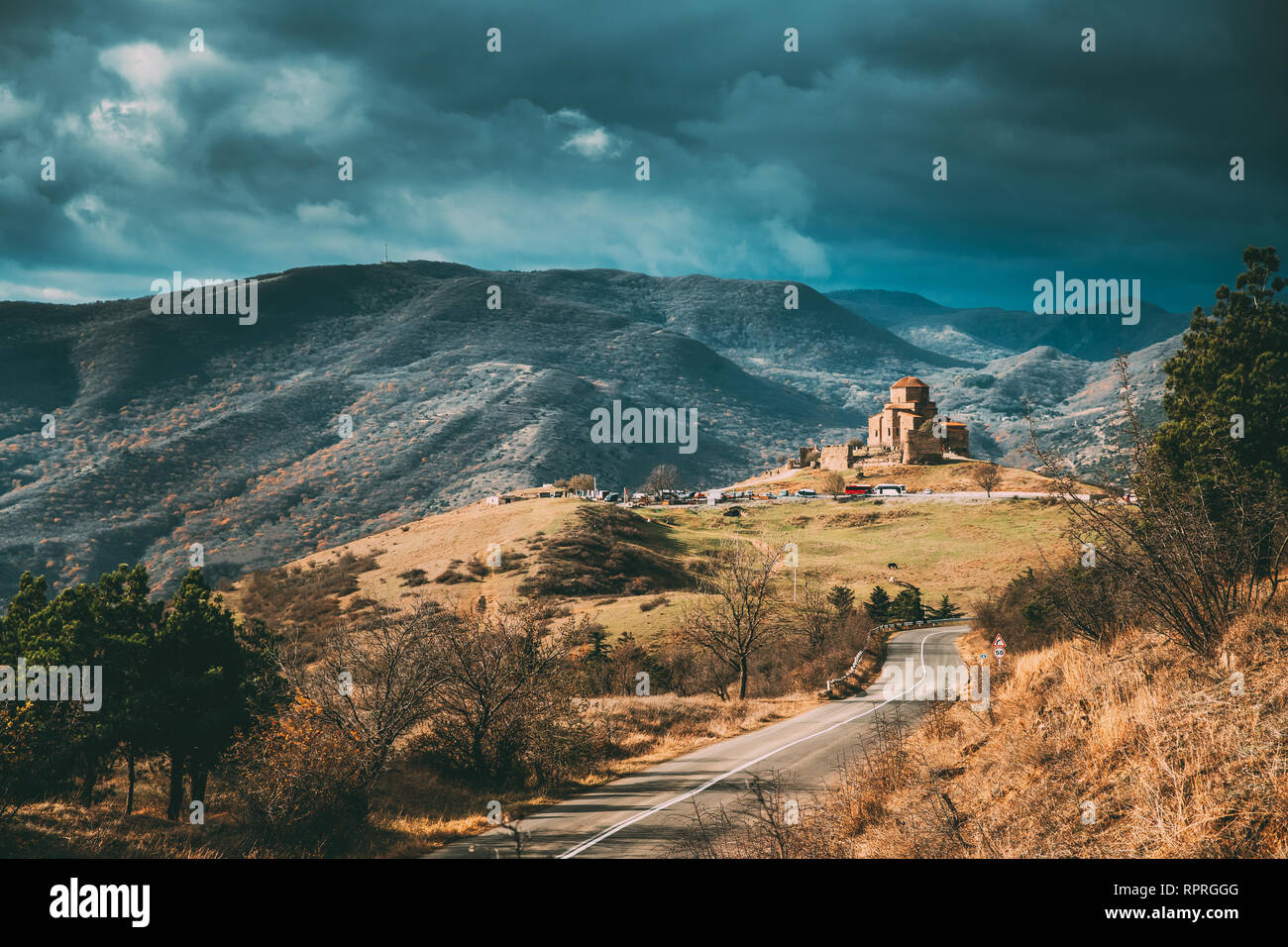 Mtskheta, Georgia. Strada andando a Jvari, Georgiano monastero ortodosso, Patrimonio Mondiale dall' UNESCO. Autunno magnifico paesaggio di montagna e antico tempio Foto Stock