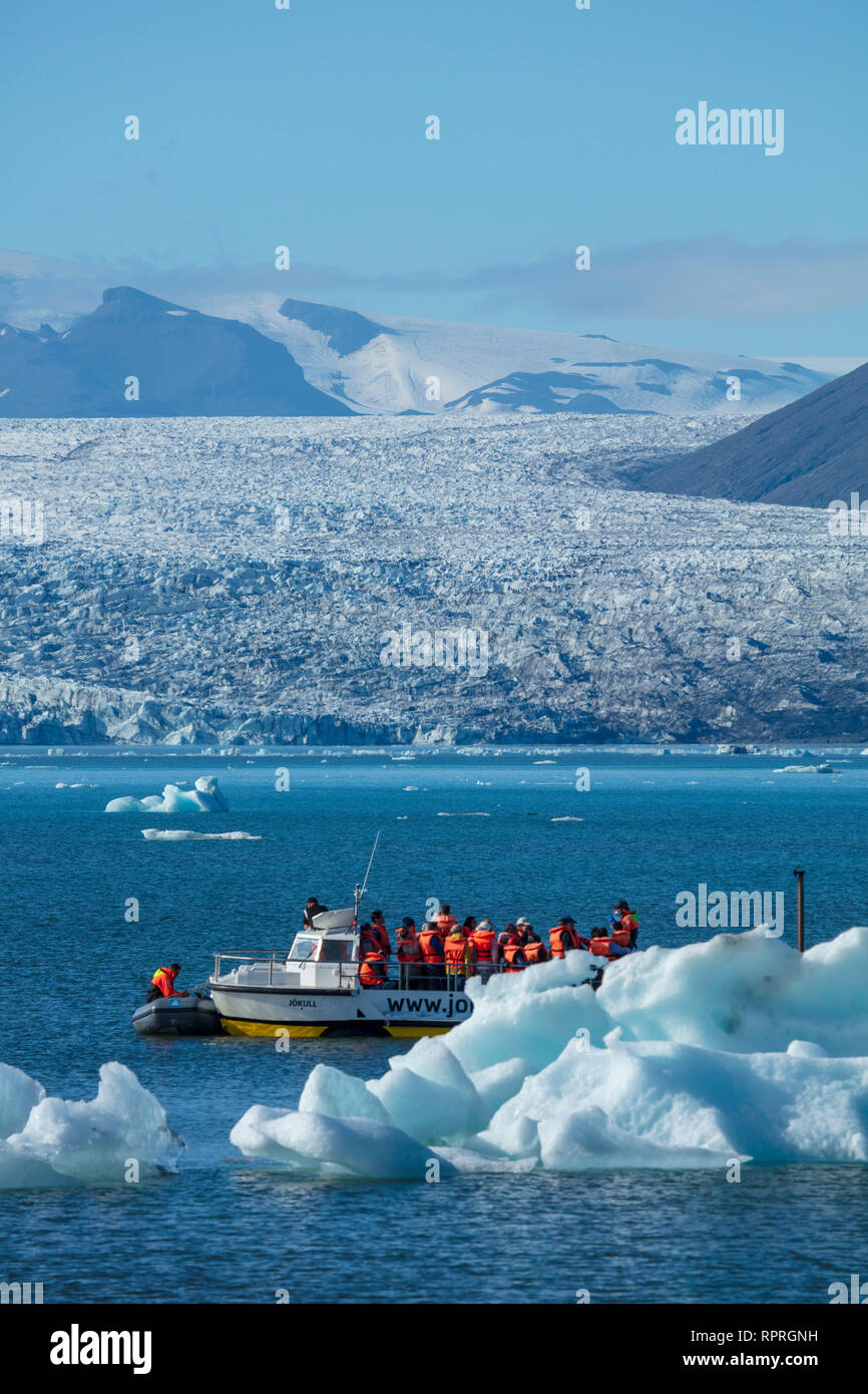 Tour in barca tra gli Iceberg di Jokulsarlon laguna glaciale, al di sotto del ghiacciaio Breidamerkurjokull. Vatnajokull National Park, Sudhurland, Islanda. Foto Stock