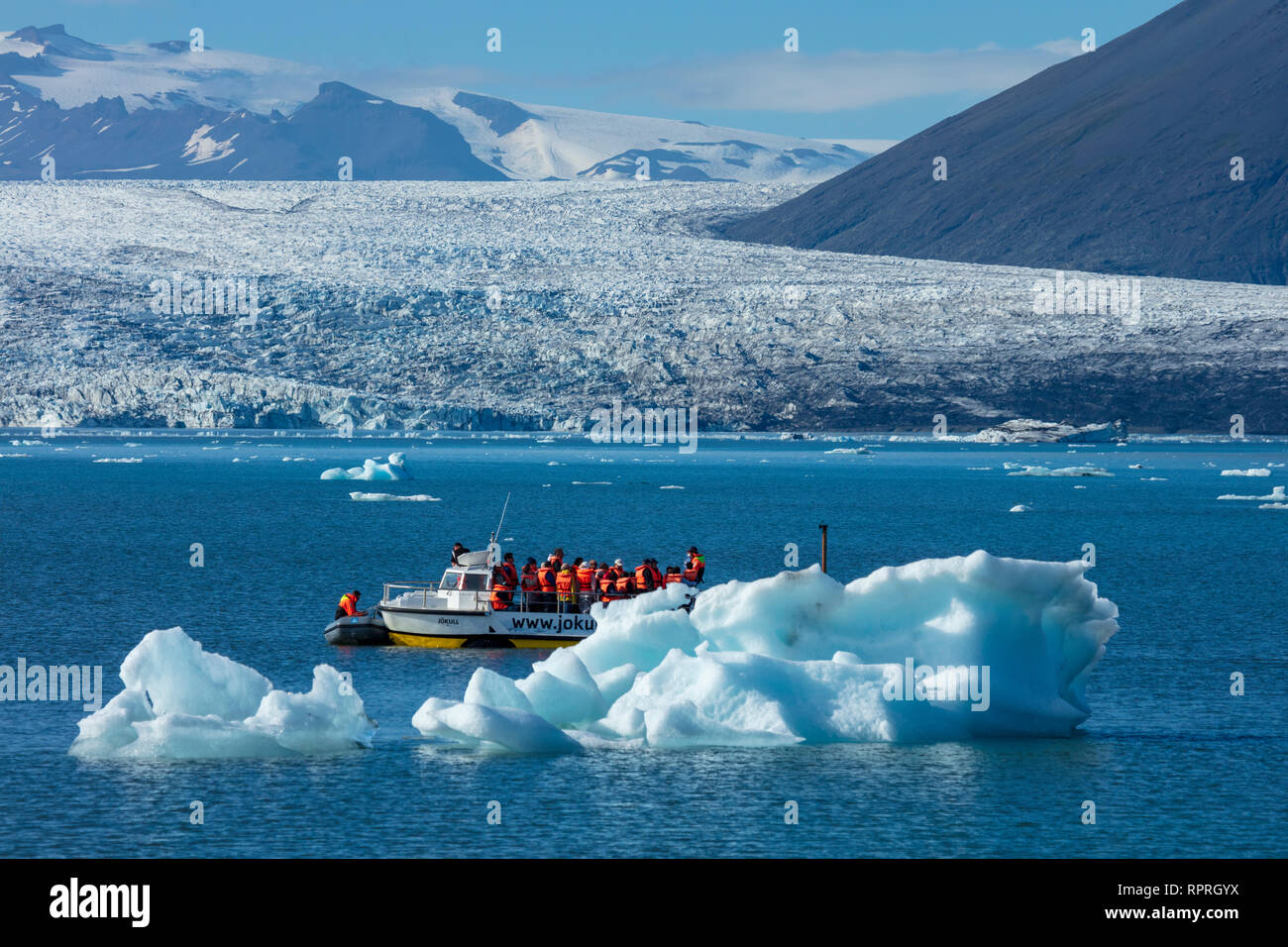 Tour in barca tra gli Iceberg di Jokulsarlon laguna glaciale, al di sotto del ghiacciaio Breidamerkurjokull. Vatnajokull National Park, Sudhurland, Islanda. Foto Stock