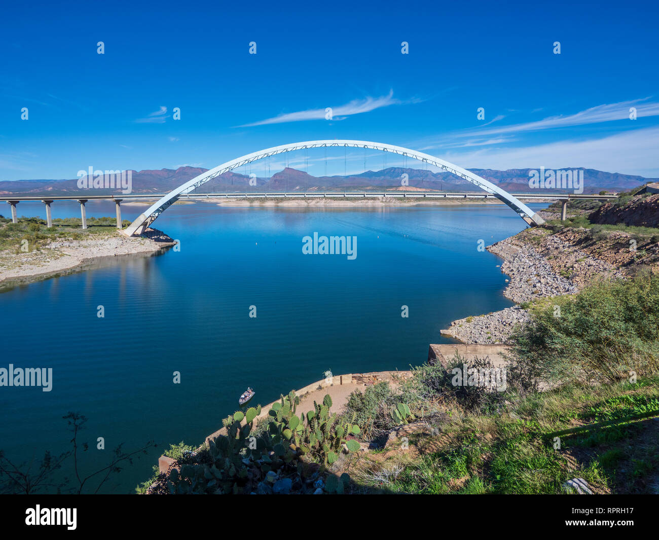 Ponte di arco dietro Theodore Roosevelt Dam, Arizona Highway 188 nord del globo, Arizona. Foto Stock