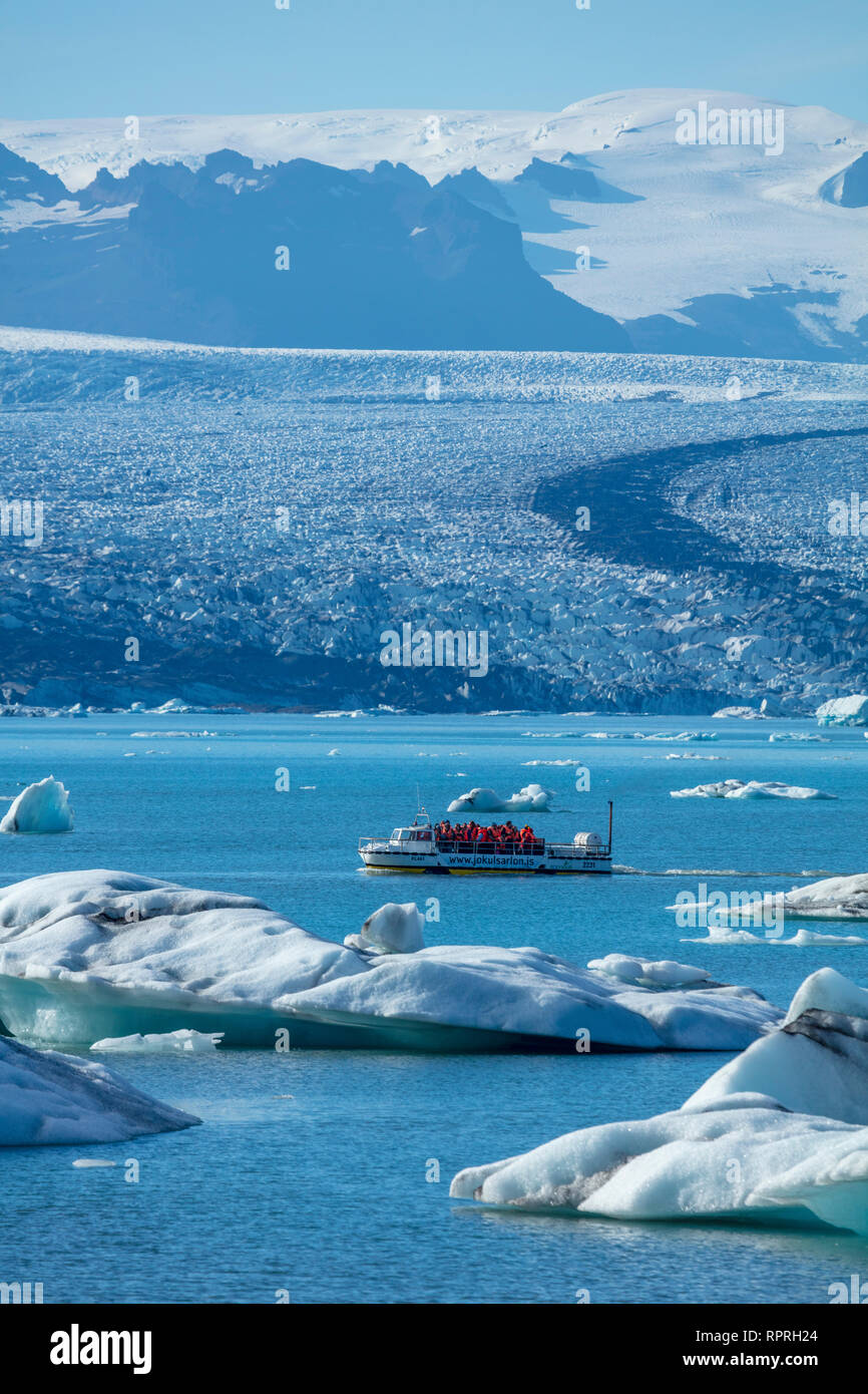 Tour in barca tra gli Iceberg di Jokulsarlon laguna glaciale, al di sotto del ghiacciaio Breidamerkurjokull. Vatnajokull National Park, Sudhurland, Islanda. Foto Stock