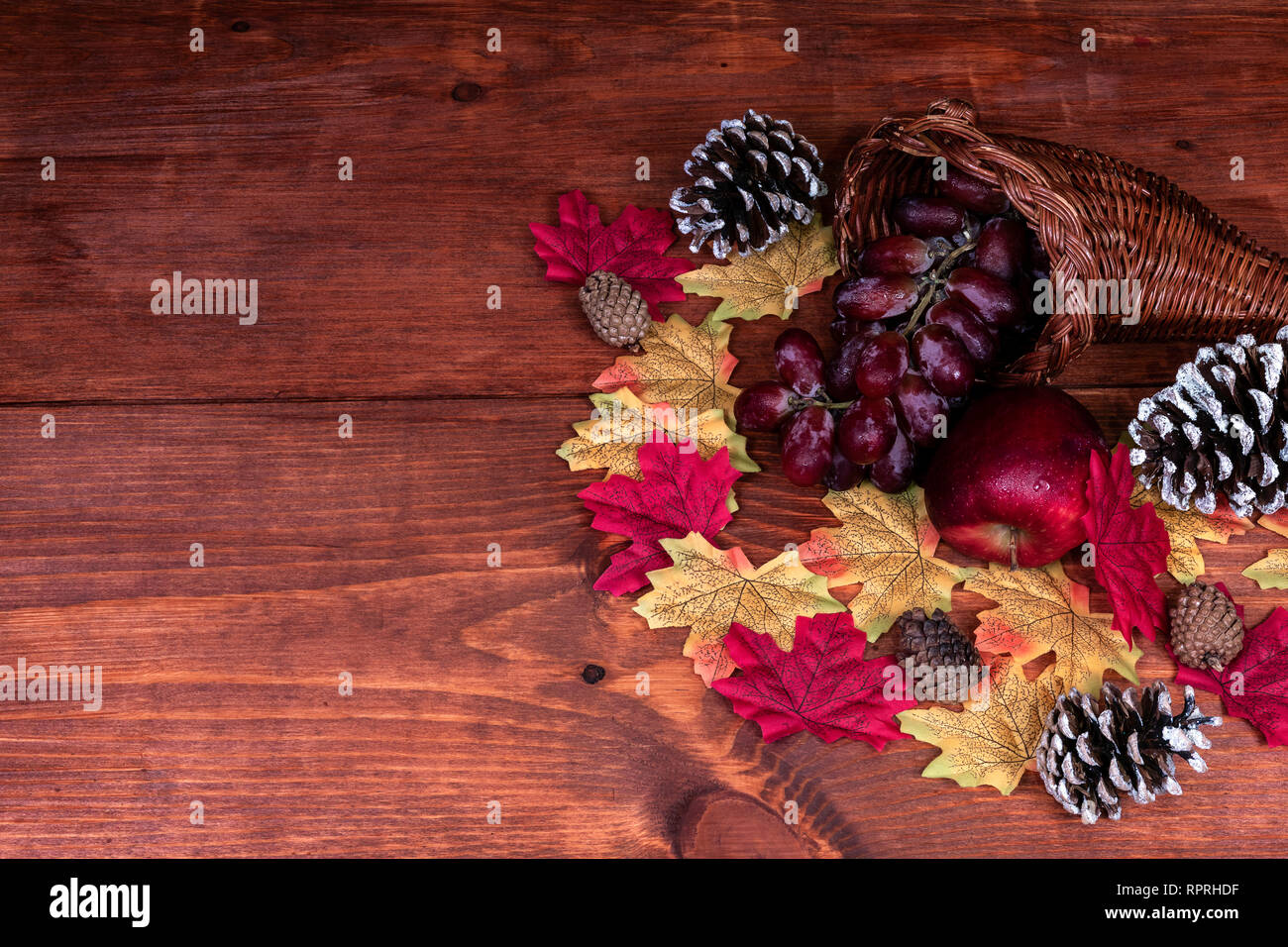 Ringraziamento decor con corno dell'abbondanza, smerigliato pigne, Apple, uva e foglie di acero Foto Stock