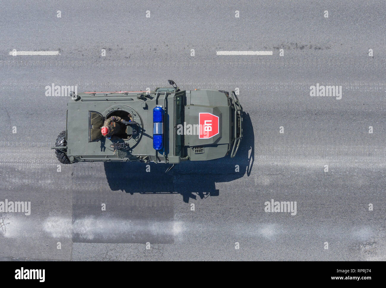 Mosca, 9 maggio 2018. La polizia militare portavalori ASN 233115 'Tiger-M' SpN ritorna dalla Piazza Rossa dopo la vittoria parata del giorno, vista dall'alto. Foto Stock