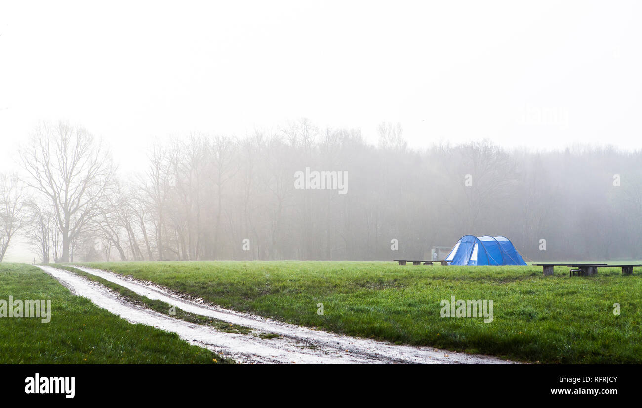 Campeggio in cattive condizioni atmosferiche in Sussex, Regno Unito Foto Stock
