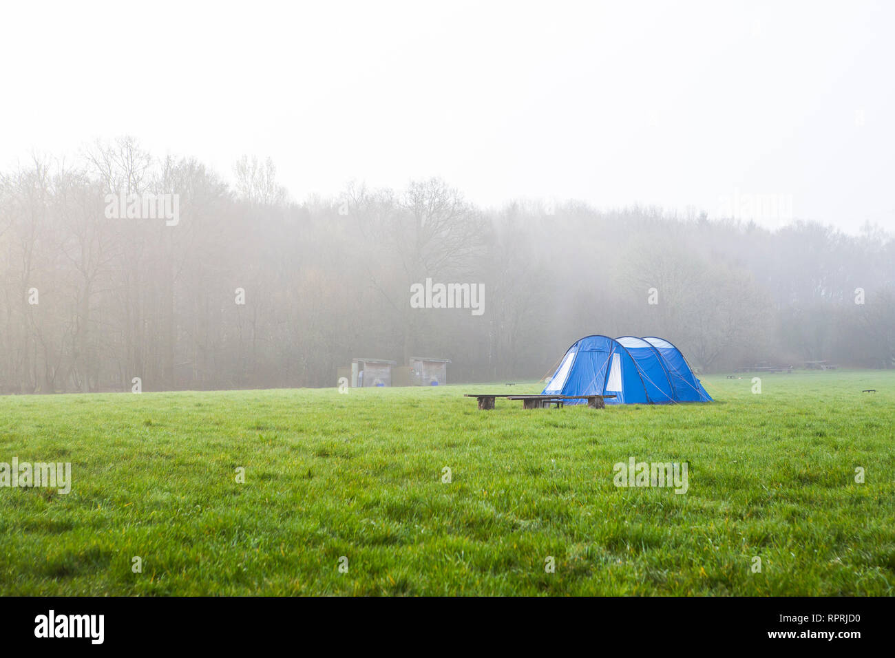 Campeggio in cattive condizioni atmosferiche in Sussex, Regno Unito Foto Stock