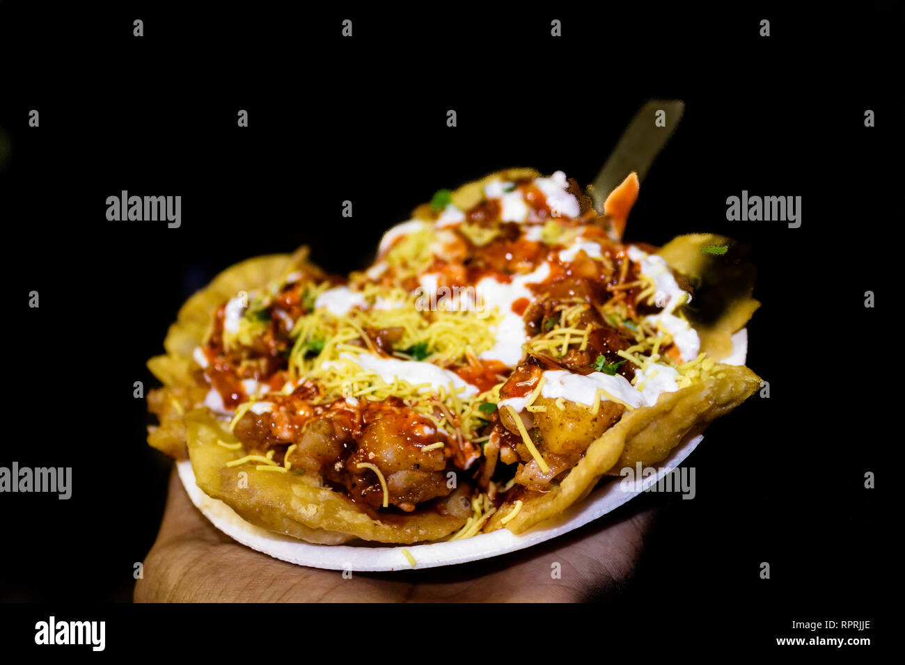 Indian famoso Papdi Chaat (Papri Chaat). Una golosa merenda assortita con base croccante di Papdi (crisp puris) sormontato con labbro-smacking mostarde, verdure un Foto Stock