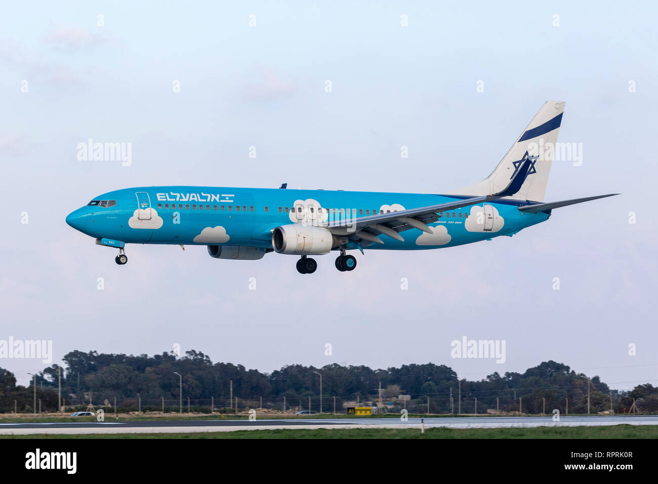 El Al Israel Airlines Boeing 737-8Z9 pista di atterraggio 31, arrivando da Israele per la riverniciatura a ACM Malta. Foto Stock