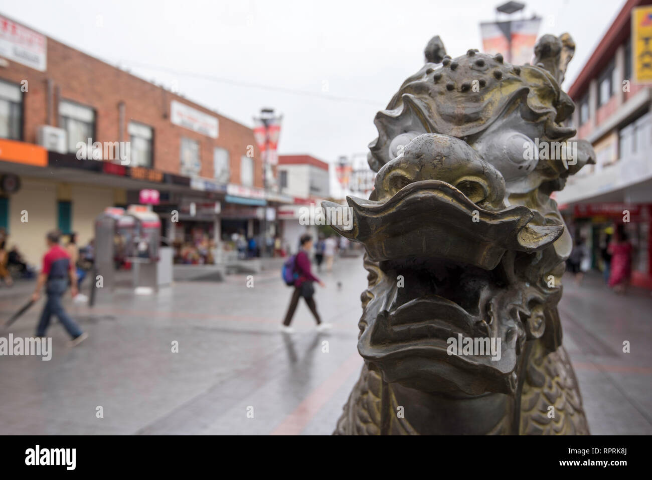 Un leone di bronzo scultura alla testa della libertà Plaza a Sydney's Cabramatta, Nuovo Galles del Sud, Australia Foto Stock