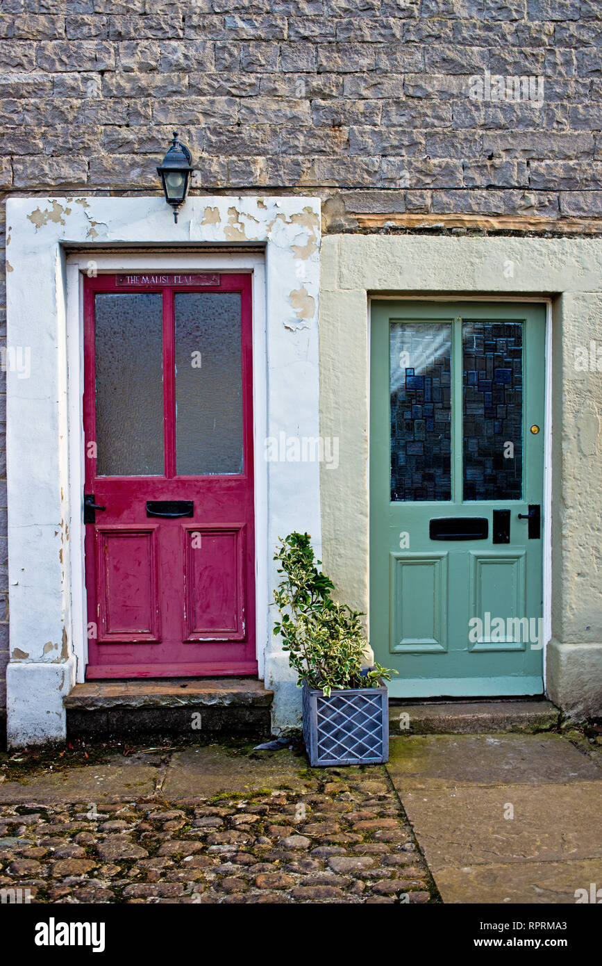 Due porte anteriori, Middleham, North Yorkshire, Inghilterra Foto Stock Due porte anteriori, Middleham, North Yorkshire, Inghilterra Foto Stock
