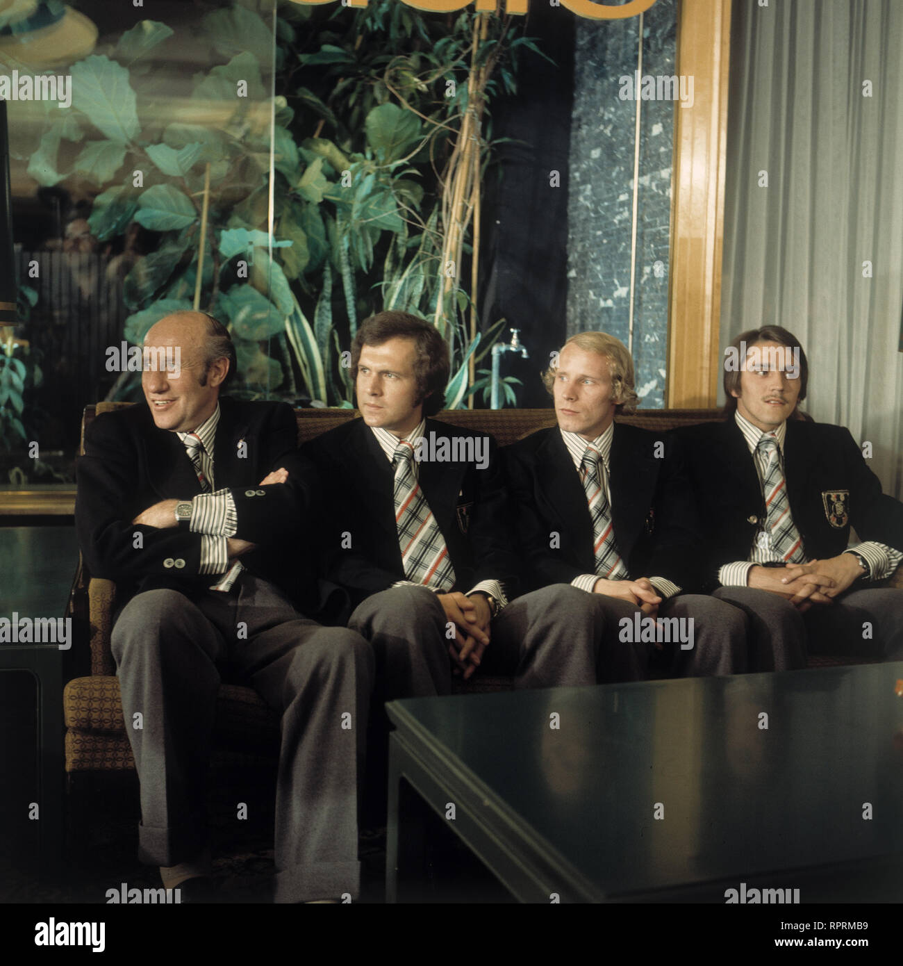 DAS AKTUELLE SPORT-STUDIO / Bundestrainer Helmut Schön und die Fußballer Franz Beckenbauer, BERTI VOGTS und JUPP KAPPELMANN beim Prominentenempfang im Hotel Kempinski, Berlino, 16.6.1973 Grimm570 Foto Stock