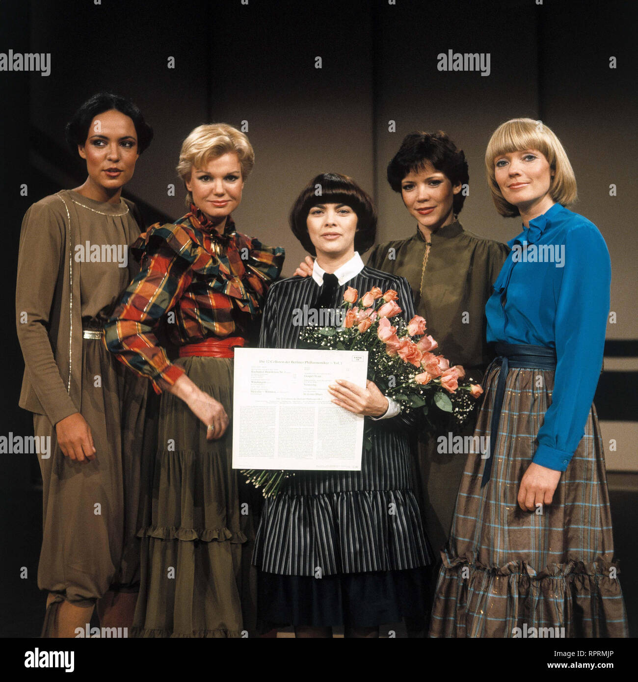 DER GROSSE PREIS Die Assistentinnen JANITA KÜHNL, MARIANNE PRILL, als musikalischer Gast: MIREILLE MATHIEU, und Assistentin SILVIA BRETSCHNEIDER sowie BEATE HOPF, Sendung vom 19.11.1981 Foto Stock