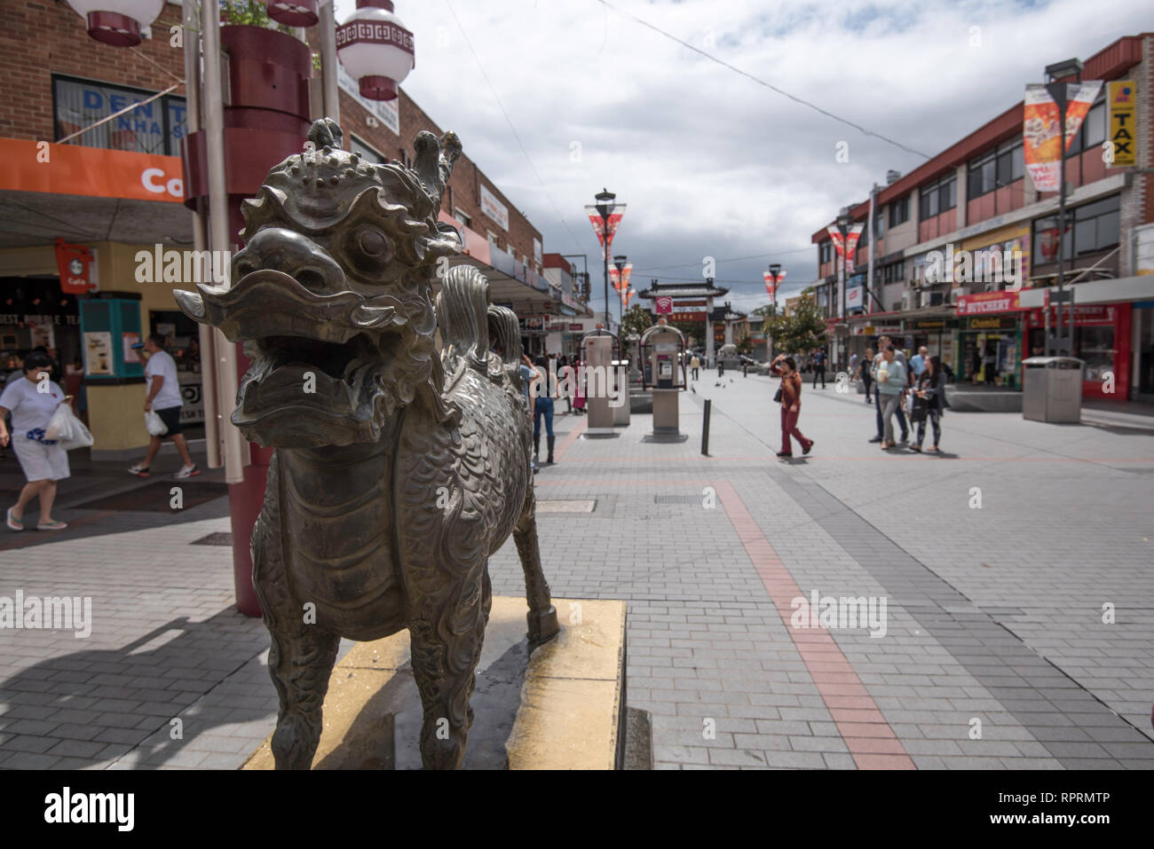 Un leone di bronzo scultura alla testa della libertà Plaza a Sydney's Cabramatta, Nuovo Galles del Sud, Australia Foto Stock