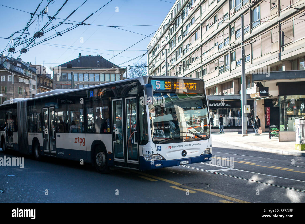 Ginevra, Svizzera - 12 febbraio 2019: Linea 5 bus che collega Ginevra centro città con l'aeroporto. Foto Stock