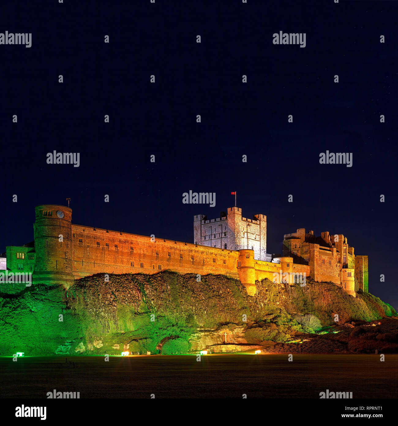 Il castello di Bamburgh di notte, Bamburgh, Northumberland, England, Regno Unito Foto Stock