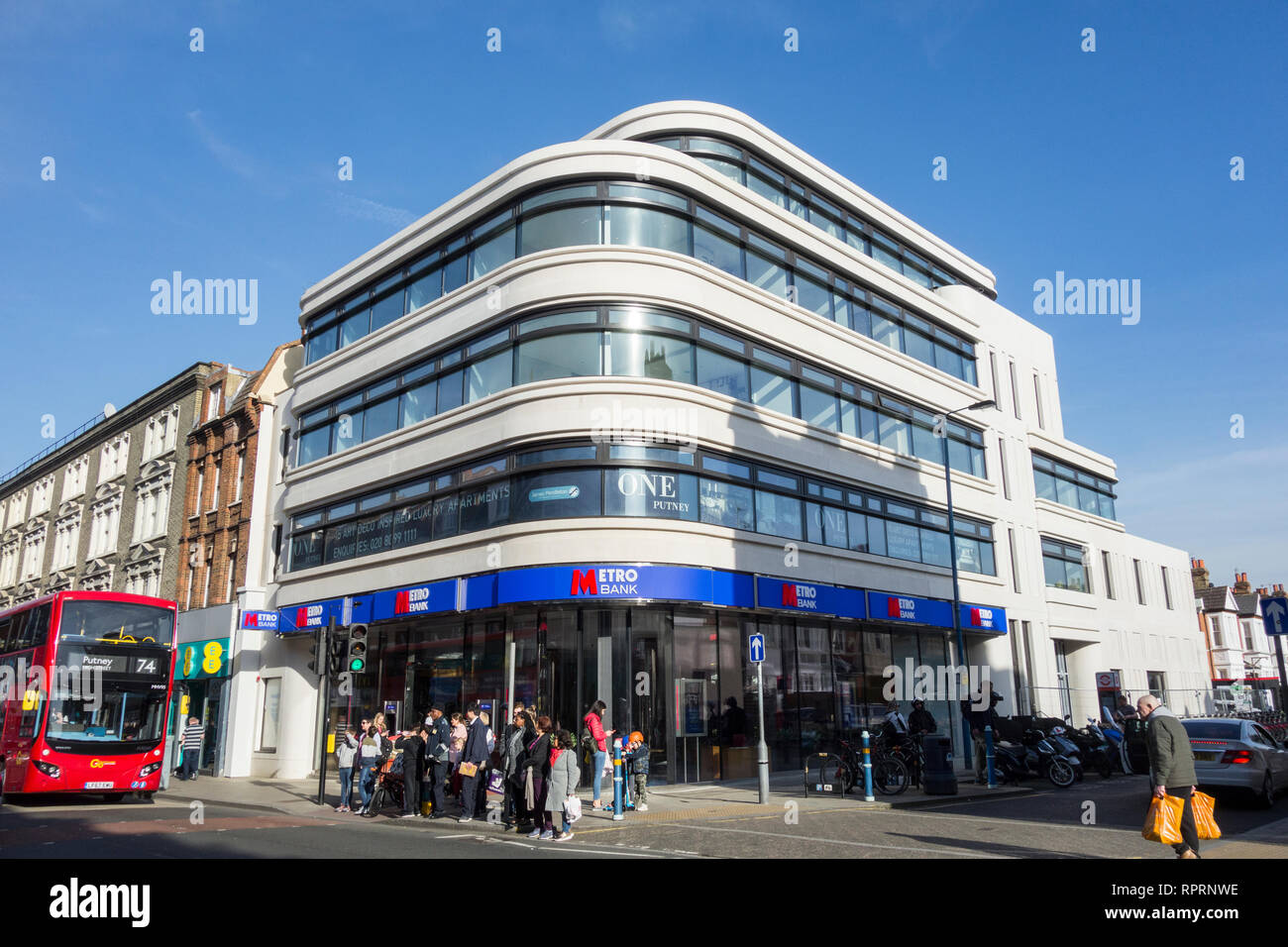 Esterno del metro Bank Putney branch, Putney High Street, London, Regno Unito Foto Stock