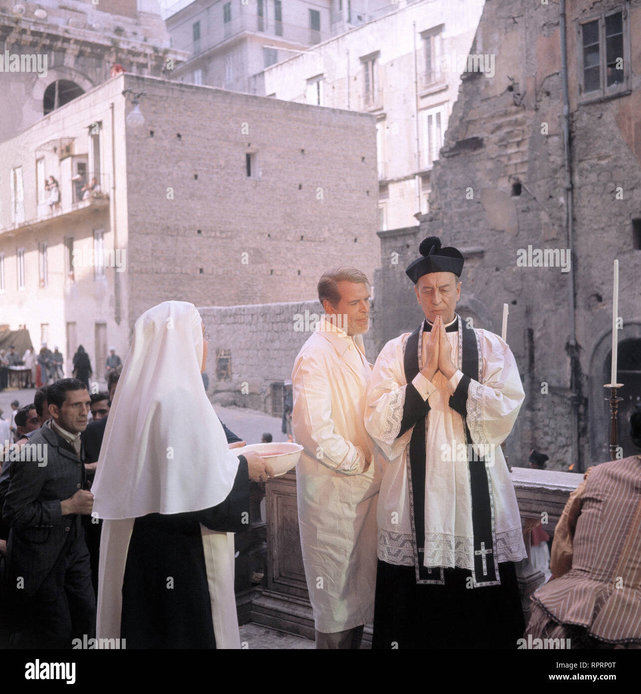 Axel Munthe - DER ARZT VON SAN MICHELE Filmszene mit O.W. FISCHER (Axel Munthe) und einem Priester. Film, Fernsehen, dramma, Literaturverfilmung, 60er Foto Stock