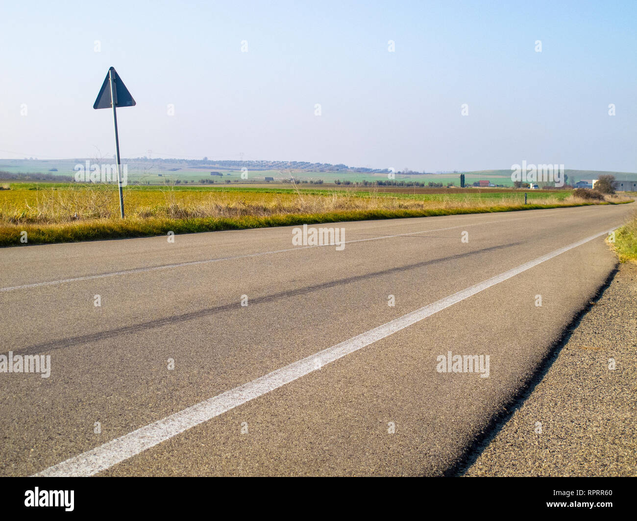 Strada solitaria nella campagna Viterbo, nell'Italia centrale e su una soleggiata giornata di febbraio Foto Stock