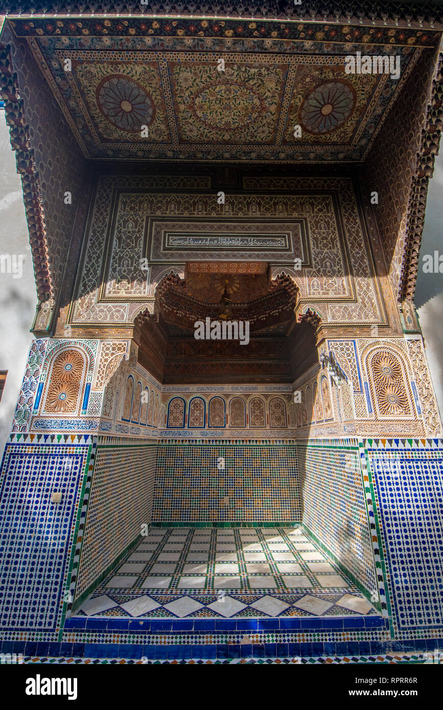 All'interno dell'antico Palazzo Bahia, una delle attrazioni principali di Marrakech. Il soffitto. Il cortile a Marrakech, Marocco Foto Stock