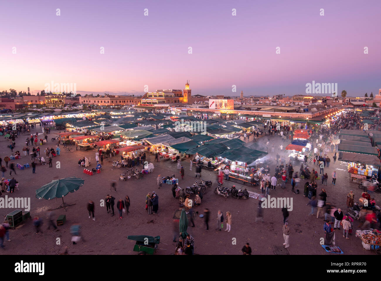 Djemaa el Fna ( Piazza Jemaa El Fnaa ) la famosa piazza e luogo di mercato al tramonto. La piazza nella medina di Marrakech, Marocco. Patrimonio mondiale dell UNESCO Foto Stock
