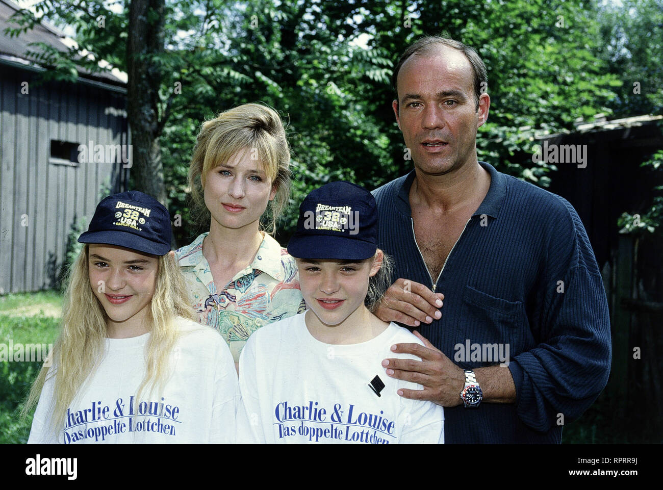 CHARLIE & LOUISE - DAS DOPPELTE LOTTCHEN / Deutschland 1993 / Joseph Vilsmaier Während der Sprachferien in Schottland kommen die beiden Mädchen Charlie und Louise, die sich wie ein Ei dem gleichen anderen, einem irren Geheimnis auf die Spur: Sie sind Zwillinge! Charlie kam nach der Scheidung ihrer Eltern zum Vater, Louise zur Mutter... Bild: FLORIANE EICHHORN (Louise), CORINNA HARFOUCH (Sabine Krüger, die Mutter), FRITZI EICHHORN (Charlie), HEINER LAUTERBACH (Wolf Palfy, der Vater). 41032 / Überschrift: CHARLIE & LOUISE - DAS DOPPELTE LOTTCHEN / Deutschland 1993 Foto Stock