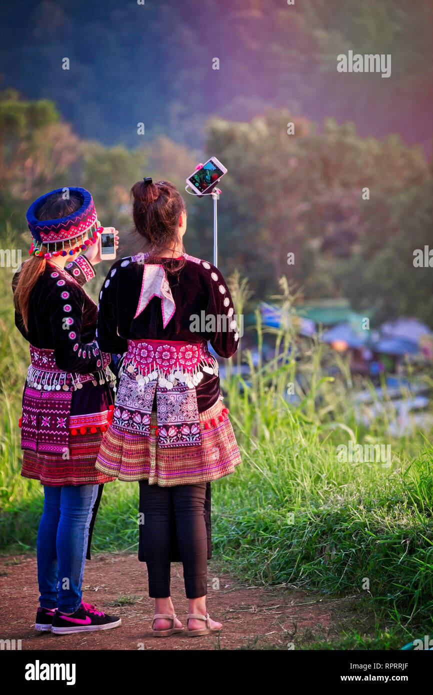 2 giovani in Thailandia tenendo selfies. Foto Stock