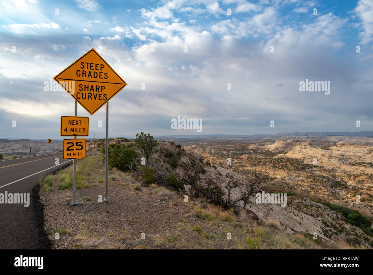 Cartello stradale che annuncia una strada tortuosa in Escalante National Park nello Utah, Stati Uniti Foto Stock