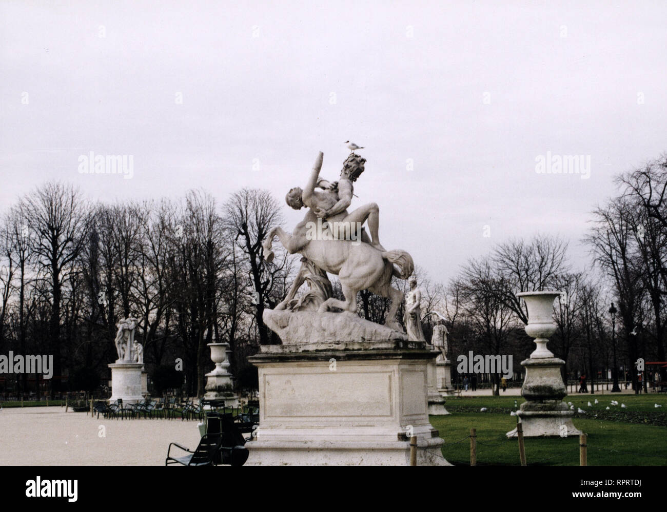 / Parigi, Jardins Des Tuileries MIT STATUA / Überschrift: Parigi Foto Stock